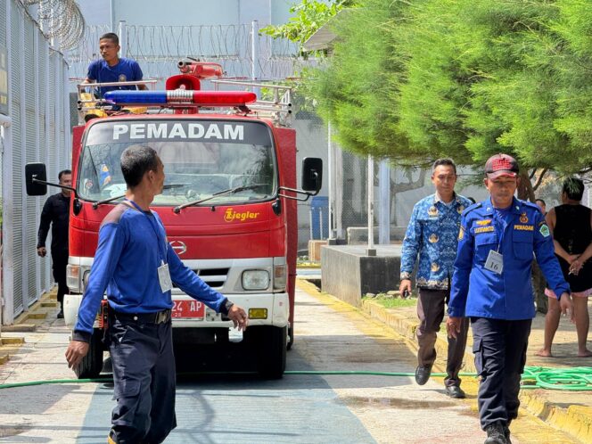 
 Kegiatan Penyemprotan Saluran Air di Blok Hunian dan Area Branghang Lapas Narkotika kelas llA Pamekasan