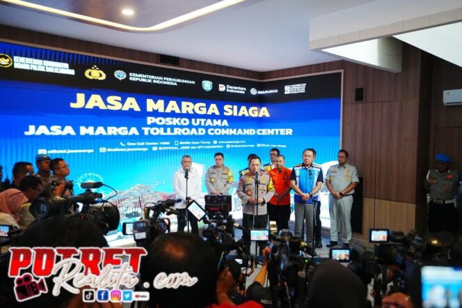 
 Kapolri Tinjau Pos Command Center, Pastikan Arus Mudik Berjalan Aman dan Nyaman