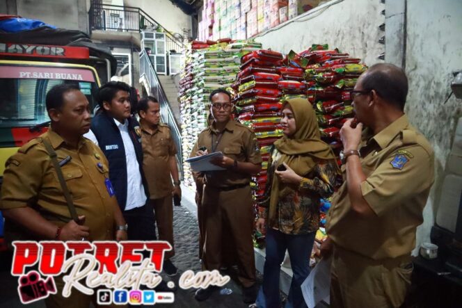 
 Satgas Pangan Polres Pelabuhan Tanjung Perak Sidak Pasar, Pastikan Harga dan Stok Bapokting Stabil Jelang Nataru 2025–2026