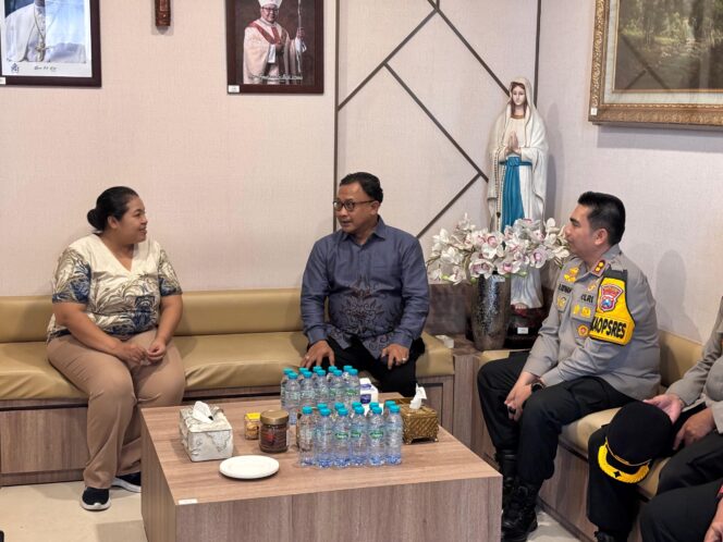 
 Kompolnas Pantau Langsung Pengamanan Nataru di Pospam Tegalsari dan Gereja Hati Kudus Surabaya