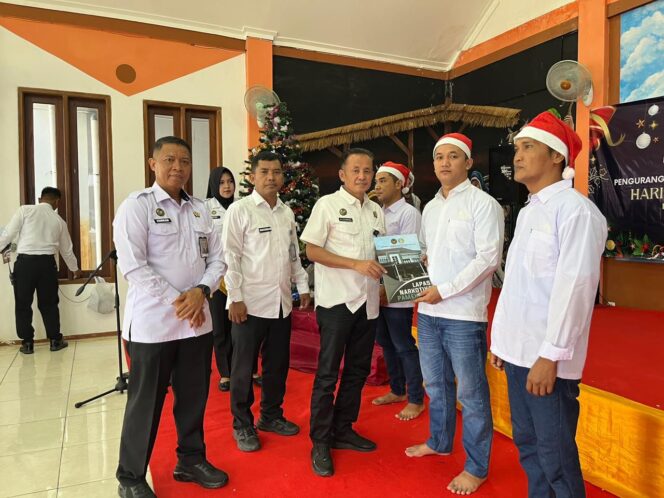 
 Lapas Narkotika Pamekasan Berikan Remisi Khusus Hari Raya Natal 2025 kepada 13 Warga Binaan