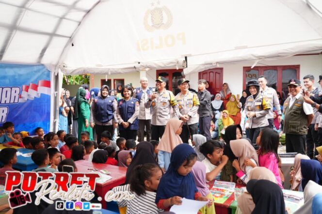 
 Wakapolri Tinjau Penyaluran Bantuan Polri untuk Warga Terdampak Bencana di Padang Pariaman