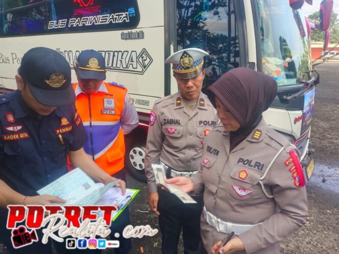 
 Polres Probolinggo Gelar Ramp Check Gabungan Angkutan Pariwisata Nataru 2025–2026