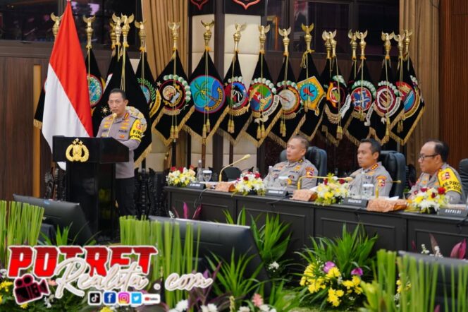 
 Sampaikan Rilis Akhir Tahun 2025, Kapolri Ajak Doakan Korban Bencana di Sumatera