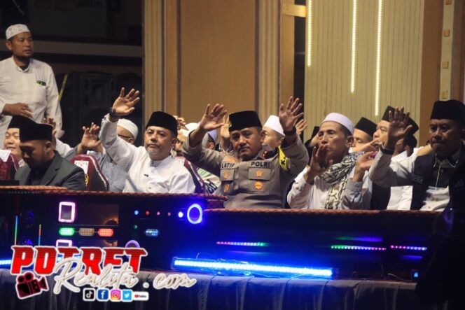 
 Kapolres Probolinggo : Malam Pergantian Tahun Kondusif, Masyarakat Gelar Sholawat dan Doa Bersama