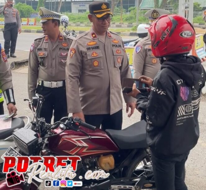 
 Minimalkan Curanmor, Polres Pelabuhan Tanjung Perak Lakukan Penyekatan di Jembatan Suramadu