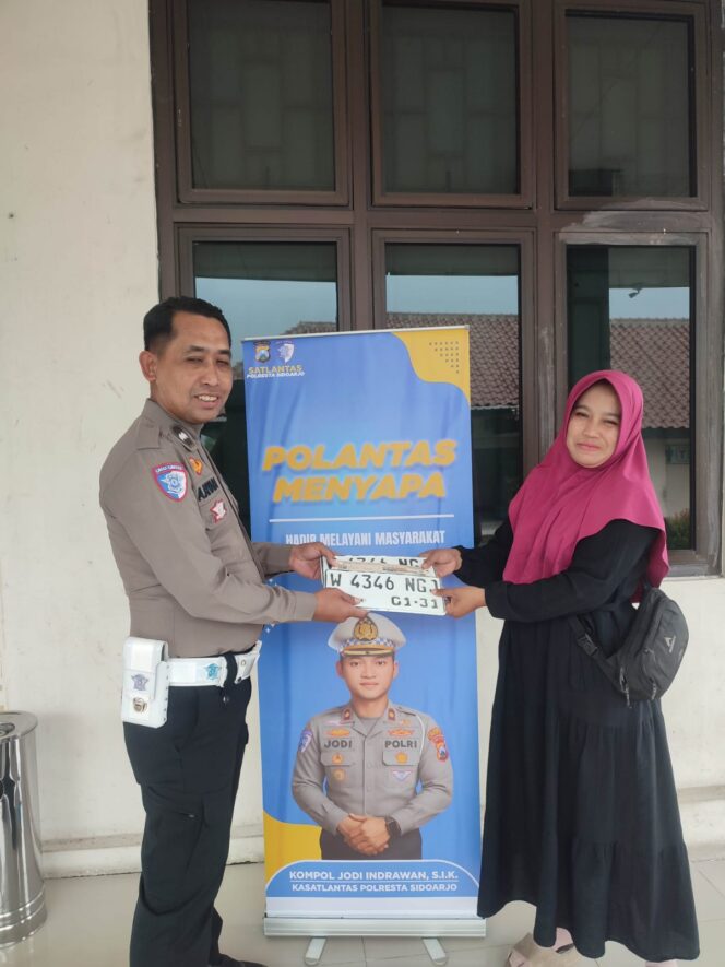 
 Duta Pelayanan Samsat Sidoarjo Permudah Warga Saat Cek Fisik Kendaraan Bermotor