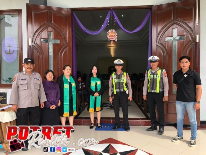 
 Ibadah Minggu Berjalan Kondusif, Polres Tanjung Perak Turunkan Personel di Gereja-Gereja