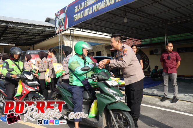 
 Humanis, Kapolres Mojokerto Kota Bagikan Bansos kepada Tukang Becak, Ojol, dan Jukir