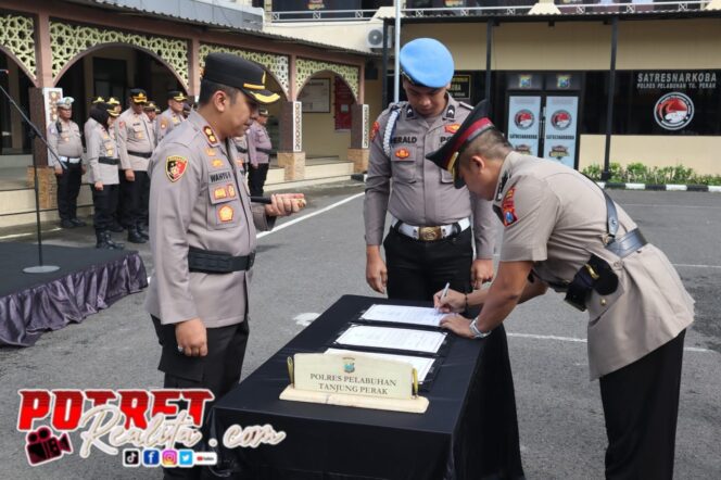 
 Gerbong Mutasi Bergulir, Polres Pelabuhan Tanjung Perak Lakukan Sertijab PJU dan Kapolsek