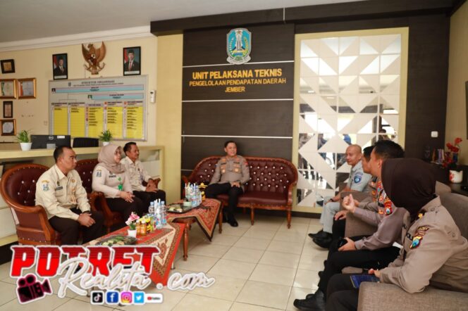 
 Kapolres Jember Pastikan Pelayanan Samsat Bebas Pungli dan Profesional