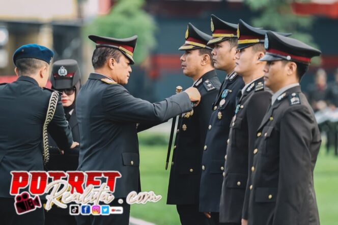 
 Kapolda Jatim Pimpin Upacara Hari Kesadaran Nasional dan Anugerahkan Satyalancana Pengabdian