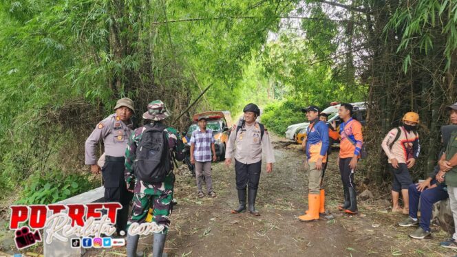 
 Polres Bondowoso Terjunkan Personel Pencarian Korban Hanyut di Sungai Sampeanbaru