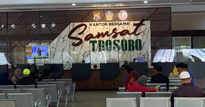 
 Fasilitas Baru Disambut Antusias, Samsat Krian Pindah Operasional ke Trosobo