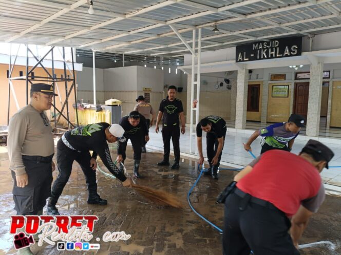 
 Bahu-Membahu, Polres Situbondo dan Warga Kerja Bakti Pulihkan Desa Kalianget