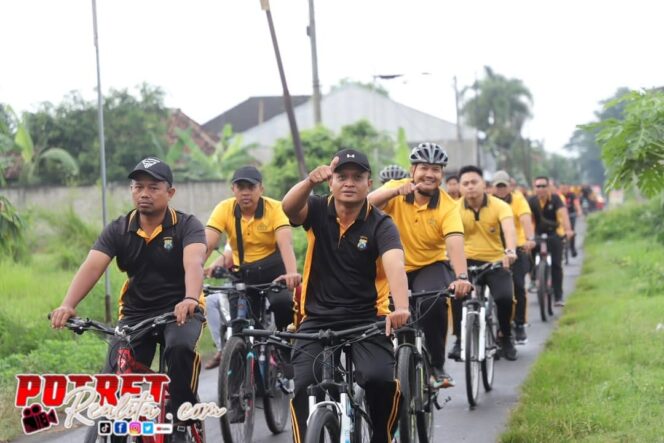 
 Keliling Kampung Bersepeda Kapolres Kediri Ajak Warga Jaga Lingkungan
