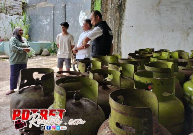 
 Video Warga Berebut Gas Subsidi Viral, Polres Bondowoso Lakukan Pengecekan LPG 3 Kg