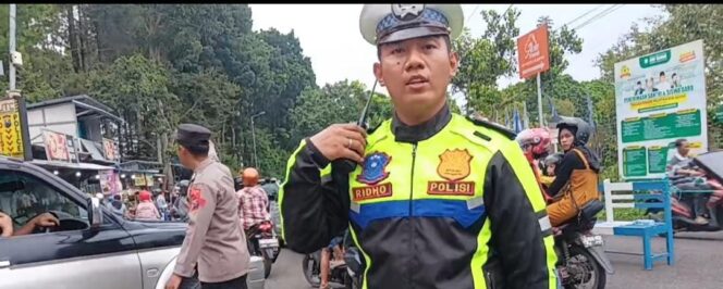 
 Libur Nataru, Arus Wisata Trawas Mojokerto Padat Merayap hingga Picu Kemacetan Parah