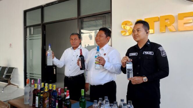 
 Jelang Ramadhan, Polres Pamekasan Gencarkan Razia Miras, Ratusan Botol Diamankan
