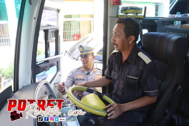 
 Prioritaskan Keselamatan Penumpang, Polisi Lakukan Ramp Check Bus di Terminal Ampel