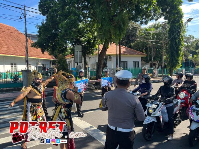 
 Unik dan Sarat Kearifan Lokal, Satlantas Polres Blitar Kota Hadirkan Tokoh Wayang di Operasi Keselamatan Semeru 2026