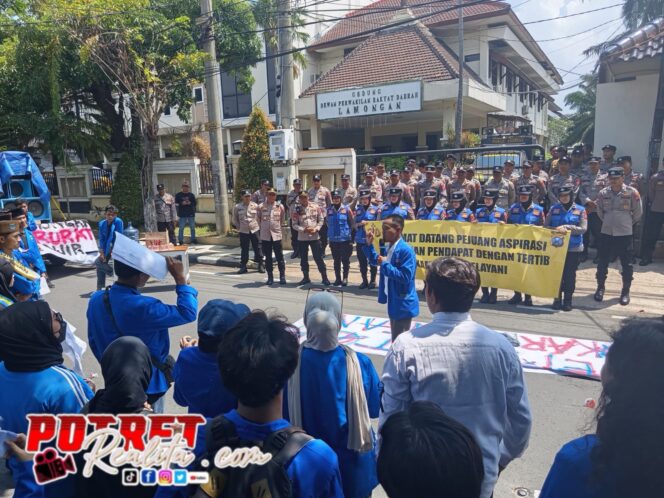 
 Aksi PC PMII Lamongan Dikawal Humanis, Polwan Bentangkan Spanduk Sambutan