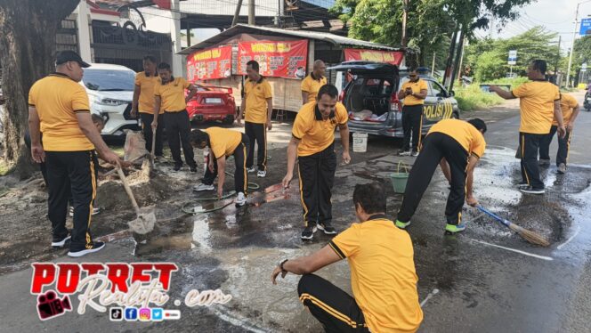 
 Antisipasi Lakalantas Saat Hujan, Polresta Sidoarjo Lakukan Penambalan Jalan Berlubang