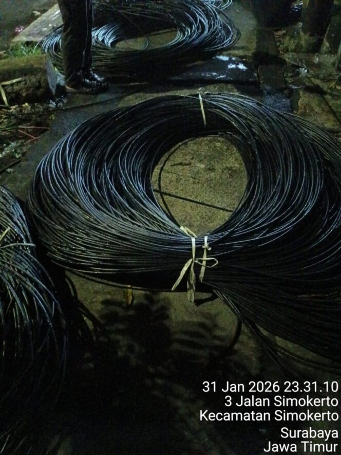 
 Pasang Kabel WiFi Tengah Malam, Padi Net Diduga Abaikan Izin dan Keselamatan Warga Simokerto