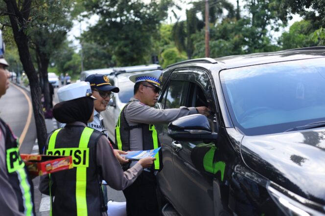 
 Aksi Simpatik Satlantas Polres Gresik, Edukasi Tertib Lalu Lintas Sambil Bagikan Cokelat di GKB