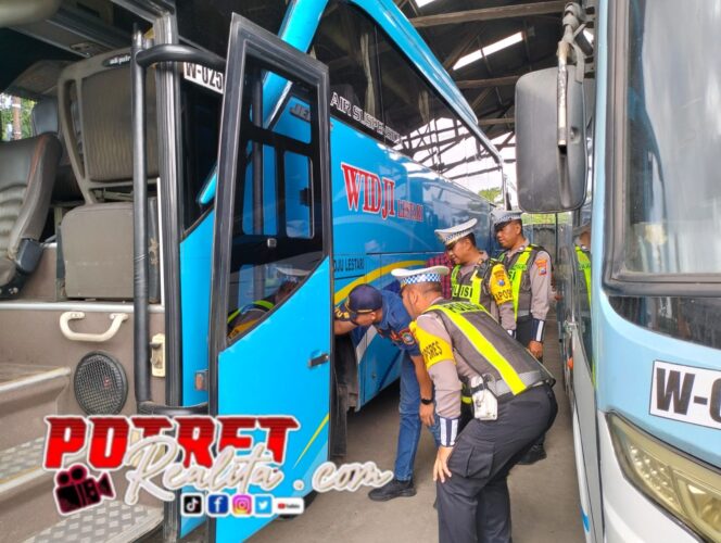 
 Operasi Keselamatan Semeru 2026, Satlantas Polres Lamongan Ramp Check Bus Peserta Harlah NU ke Malang