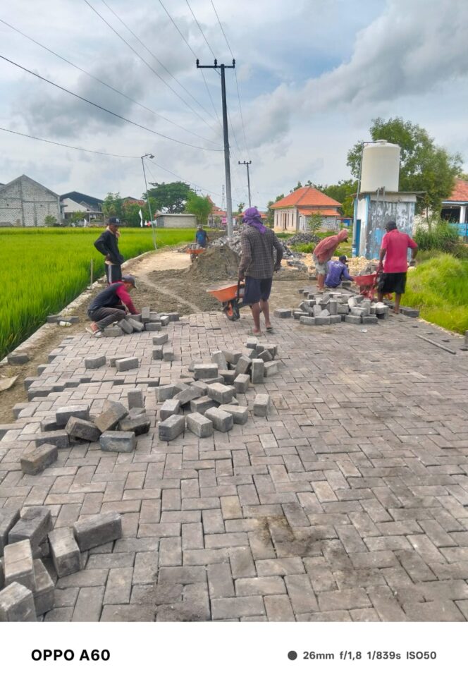 
 Viral! Tokoh Asal Sampang Bangun Jalan Desa Rusak Bertahun-Tahun dengan Uang Pribadi