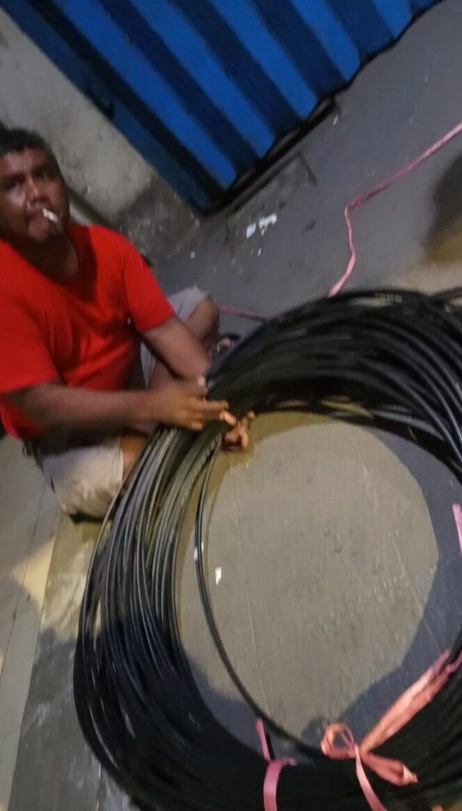 
 Diam-Diam Pasang Wifi Pukul 02.22 WIB, Kabel Liar Menjamur di Simokerto