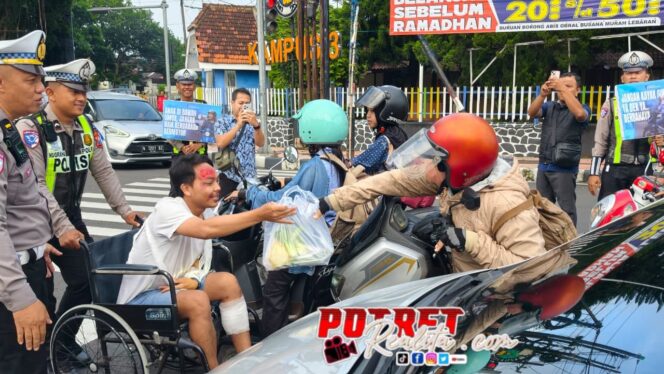 
 Edukasi Lalin Cara Unik, Satlantas Blitar Kota Bagikan Sayur dan Hadirkan Replika Pocong