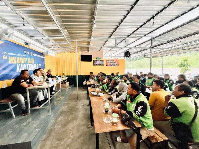 
 Humanis dan Edukatif, Satlantas Polres Gresik Ngopi Bareng Ojol Bahas Kamseltibcarlantas