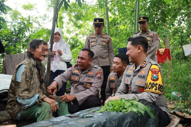 
 Kapolres Jember Evakuasi Kakek Tuna Wisma Hampir 100 Tahun dari Hutan Jubung, Wujud Kepedulian Sosial Polri