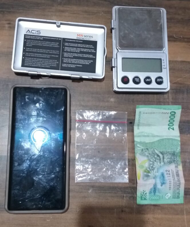 
 Satresnarkoba Polrestabes Surabaya Bongkar Jaringan Sabu dan 2.000 Pil LL di Tambaksari, Dua Pemuda Ditangkap