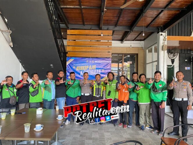 
 Polantas Menyapa Warkop Ojol, Satlantas Polres Lamongan Gaungkan Tertib Lalu Lintas dan Operasi Keselamatan Semeru 2026