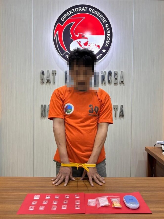 
 Gerebek Rumah di Prajurit Kulon, Satresnarkoba Polres Mojokerto Kota Ringkus Pria 52 Tahun dengan 15 Paket Sabu Siap Edar