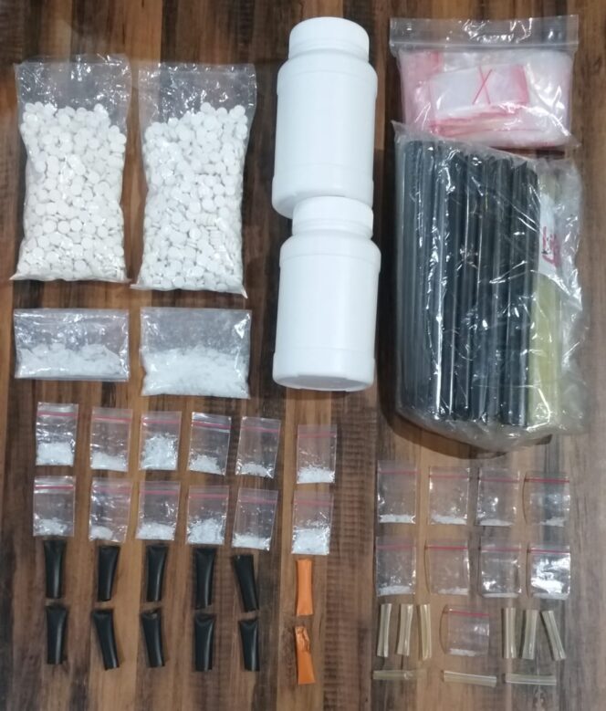 
 2 Pengedar Narkoba Ditangkap, Satrenarkoba Polrestabes Surabaya Sita 109 Gram Sabu & 2.000 Pil LL