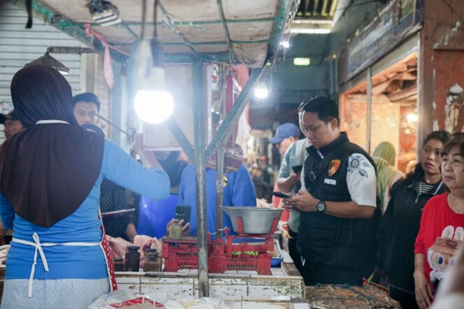 
 Satgas Saber Polres Jember Sidak Pasar Tanjung, Temukan Minyak Subsidi Dijual di Atas HET Jelang Ramadan 1447 H