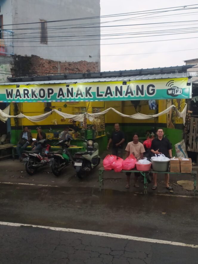 
 Warkop Lanang Berbagi Takjil Ramadhan di Jalan Raya Sidotopo Lor Surabaya
