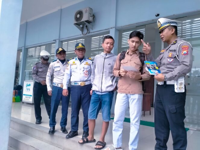 
 Viral Balap Orang di Maospati, Satlantas Polres Magetan Gelar Sosialisasi Aturan Penggunaan Jalan