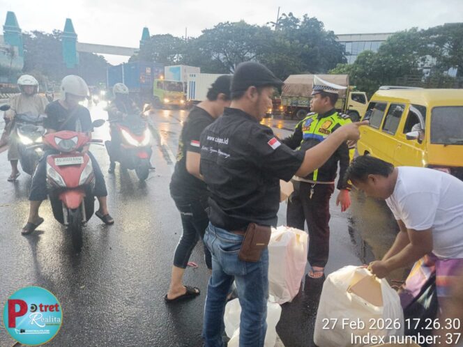 
 Kolaborasi Media Gelar Bagi – Bagi Takjil Dibantu Anggota Satlantas Polres Pelabuhan Tanjung Perak