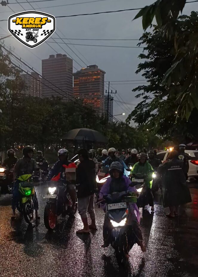 
 Pemuda “Keres Ambruk” Bagikan 200 Nasi Kotak dan Air Mineral di Jalan Ahmad Yani Surabaya