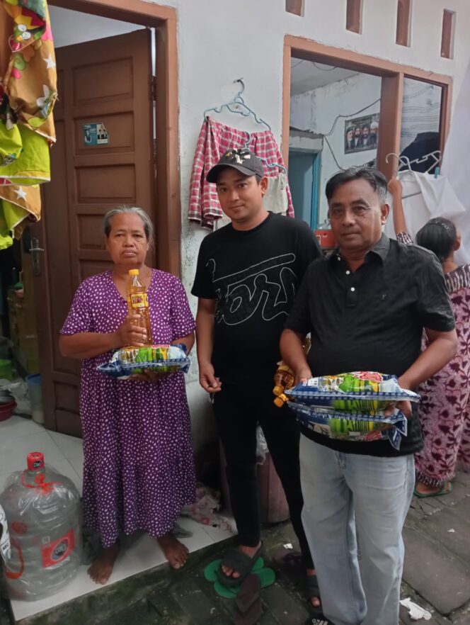 
 Jumat Kedua Ramadhan, SINTORA NEWS Salurkan 25 Paket Sembako untuk Warga Simokerto, Genteng, dan Semampir