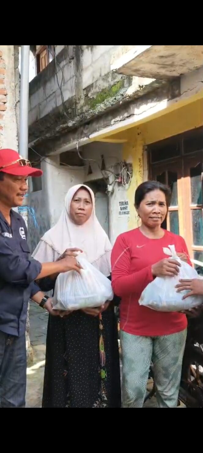 
 Ramadan Penuh Berkah, Ormas Laskar Tretan Bagikan Sembako untuk Warga Dupak Timur Surabaya