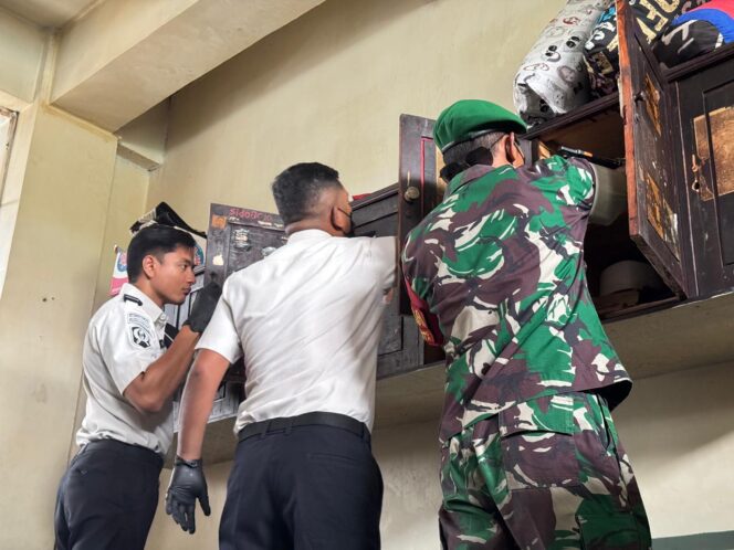 
 Dukung Program Akselerasi Menteri, Lapas Narkotika Pamekasan Gelar Razia Bersama TNI