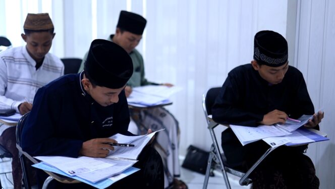 
 Satlantas Polres Gresik Luncurkan SIM Santri Trendi, Layanan Khusus Ramadan untuk Ratusan Pesantren di Kota Wali