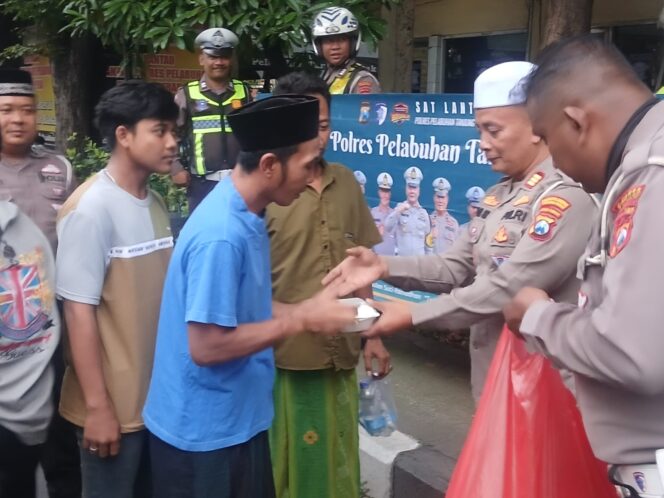 
 Hangatkan Ramadan, Satlantas Polres Pelabuhan Tanjung Perak Berbagi Takjil kepada Pengguna Jalan