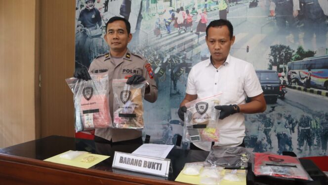
 Dua Kasus Narkoba Terungkap di Madiun, Polisi Sita Sabu 295 Gram dan Puluhan Ekstasi